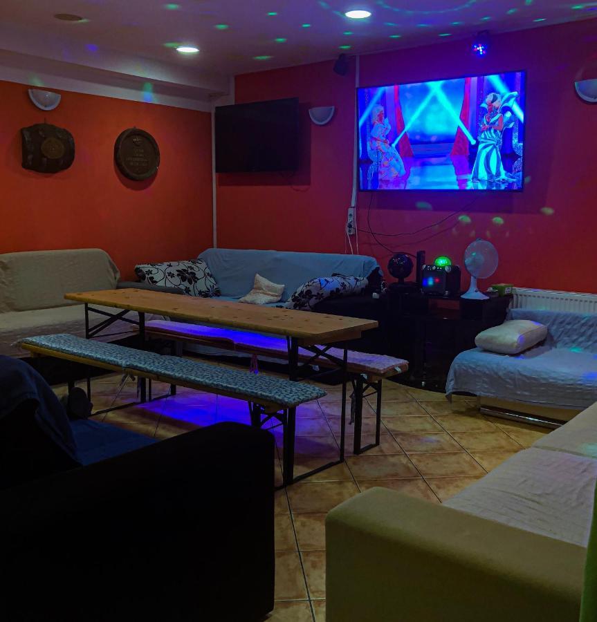 Whole Basement Former Pub3 For Bachelor / Bachelorette Party Βουδαπέστη Εξωτερικό φωτογραφία