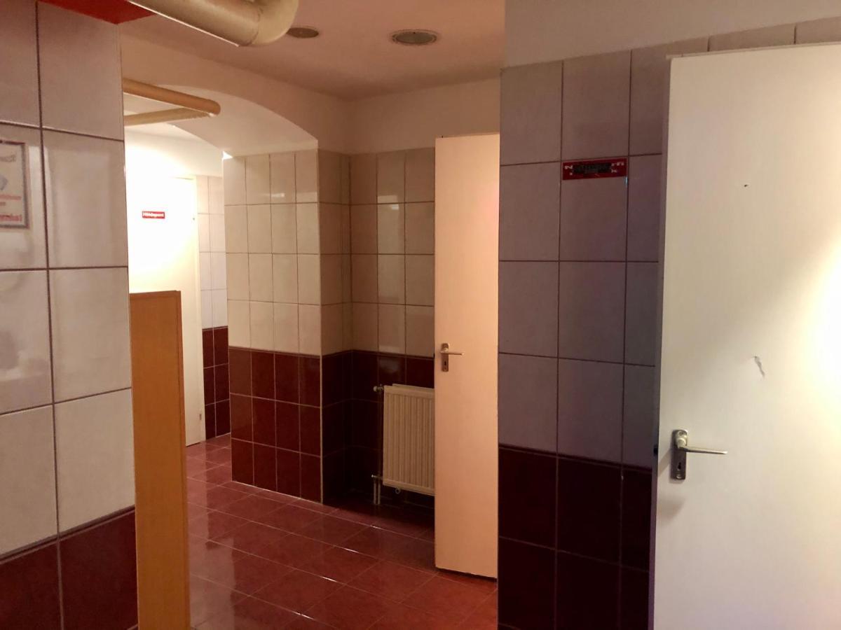 Whole Basement Former Pub3 For Bachelor / Bachelorette Party Βουδαπέστη Εξωτερικό φωτογραφία