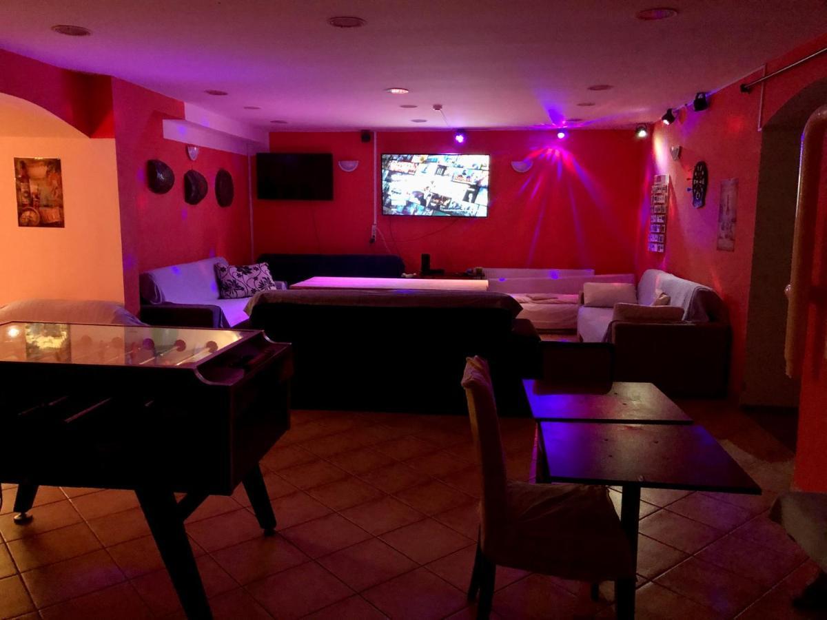 Whole Basement Former Pub3 For Bachelor / Bachelorette Party Βουδαπέστη Εξωτερικό φωτογραφία